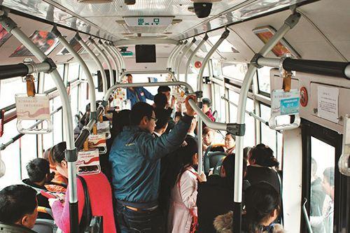 岳阳东站女乘客爆料新闻,惊现列车安全隐患，紧急呼吁整改